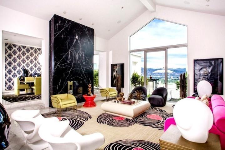 Η εκκεντρική βίλα που πουλά η Gwen Stefani στο Beverly Hills έχει μέχρι και… κοτέτσι! Η εκκεντρική βίλα που πουλά η Gwen Stefani στο Beverly Hills έχει μέχρι και… κοτέτσι!