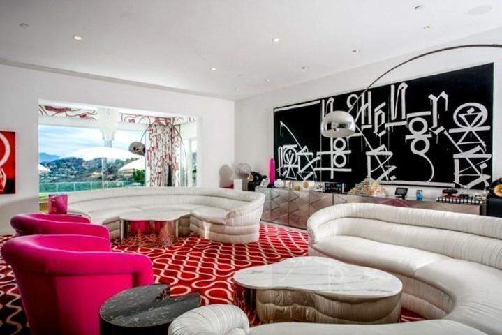 Η εκκεντρική βίλα που πουλά η Gwen Stefani στο Beverly Hills έχει μέχρι και… κοτέτσι! Η εκκεντρική βίλα που πουλά η Gwen Stefani στο Beverly Hills έχει μέχρι και… κοτέτσι!