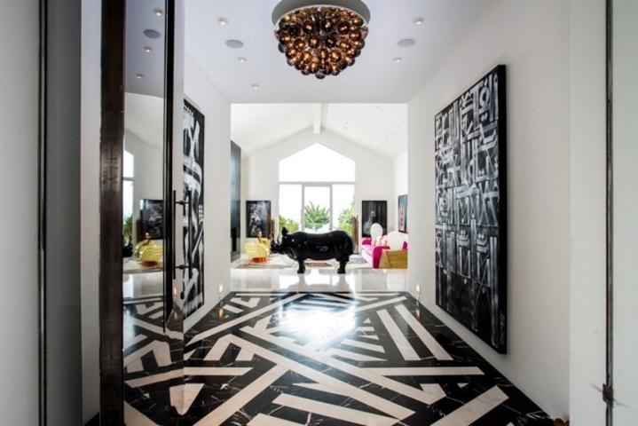 Η εκκεντρική βίλα που πουλά η Gwen Stefani στο Beverly Hills έχει μέχρι και… κοτέτσι! Η εκκεντρική βίλα που πουλά η Gwen Stefani στο Beverly Hills έχει μέχρι και… κοτέτσι!