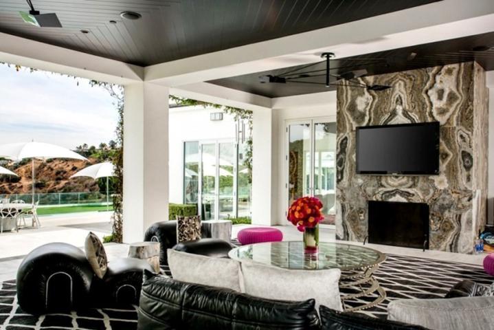 Η εκκεντρική βίλα που πουλά η Gwen Stefani στο Beverly Hills έχει μέχρι και… κοτέτσι! Η εκκεντρική βίλα που πουλά η Gwen Stefani στο Beverly Hills έχει μέχρι και… κοτέτσι!