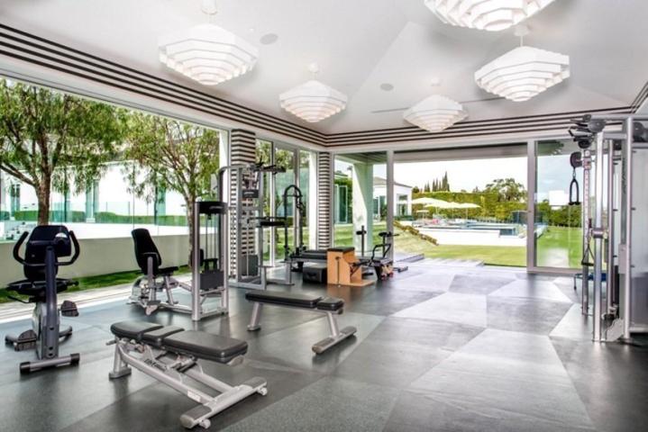 Η εκκεντρική βίλα που πουλά η Gwen Stefani στο Beverly Hills έχει μέχρι και… κοτέτσι! Η εκκεντρική βίλα που πουλά η Gwen Stefani στο Beverly Hills έχει μέχρι και… κοτέτσι!