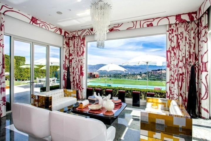 Η εκκεντρική βίλα που πουλά η Gwen Stefani στο Beverly Hills έχει μέχρι και… κοτέτσι! Η εκκεντρική βίλα που πουλά η Gwen Stefani στο Beverly Hills έχει μέχρι και… κοτέτσι!