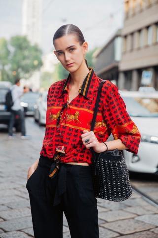 Satin shirts: Πώς να φορέσεις το πολυτελές πουκάμισο στην καθημερινότητα Satin shirts: Πώς να φορέσεις το πολυτελές πουκάμισο στην καθημερινότητα