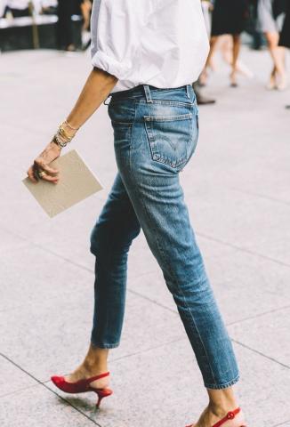 Τα παπούτσια που θα κάνουν πιο κομψό το denim παντελόνι σου Τα παπούτσια που θα κάνουν πιο κομψό το denim παντελόνι σου
