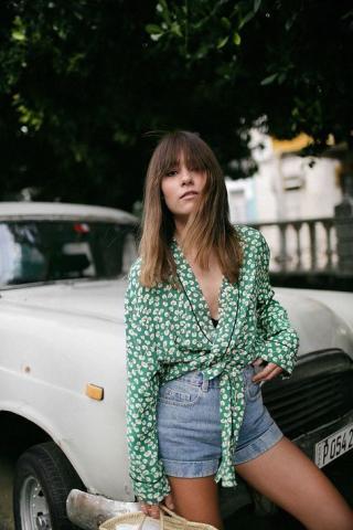 Το πιο cool top που φοράνε τα fashion girls με το σορτσάκι τους Το πιο cool top που φοράνε τα fashion girls με το σορτσάκι τους