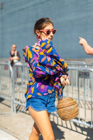 Το πιο cool top που φοράνε τα fashion girls με το σορτσάκι τους Το πιο cool top που φοράνε τα fashion girls με το σορτσάκι τους