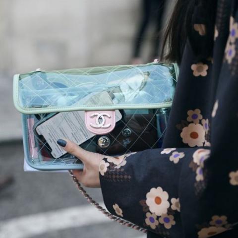 Διάφανη τσάντα: Η νέα εμμονή των IT grils και πώς να την υιοθετήσεις Διάφανη τσάντα: Η νέα εμμονή των IT grils και πώς να την υιοθετήσεις