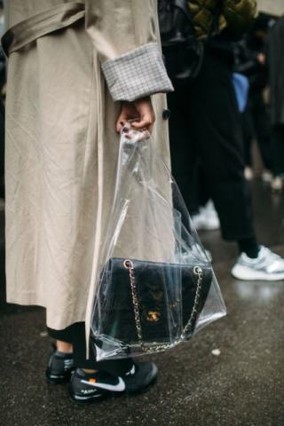 Διάφανη τσάντα: Η νέα εμμονή των IT grils και πώς να την υιοθετήσεις Διάφανη τσάντα: Η νέα εμμονή των IT grils και πώς να την υιοθετήσεις