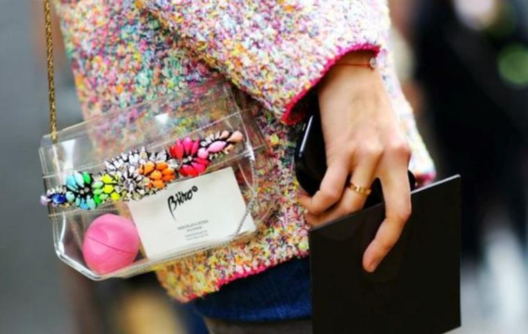 Διάφανη τσάντα: Η νέα εμμονή των IT grils και πώς να την υιοθετήσεις Διάφανη τσάντα: Η νέα εμμονή των IT grils και πώς να την υιοθετήσεις