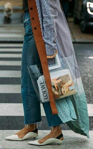 Διάφανη τσάντα: Η νέα εμμονή των IT grils και πώς να την υιοθετήσεις Διάφανη τσάντα: Η νέα εμμονή των IT grils και πώς να την υιοθετήσεις