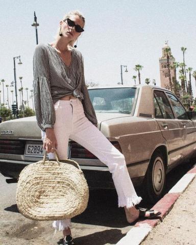 Trend alert: Η επιστροφή του λευκού τζιν στο καλοκαιρινό street style Trend alert: Η επιστροφή του λευκού τζιν στο καλοκαιρινό street style