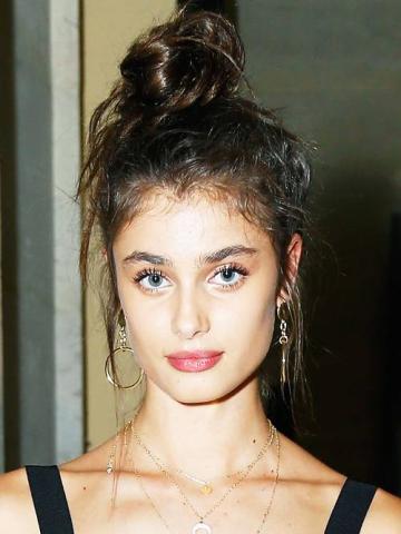 5 εύκολα updos που μπορείς να κάνεις παντού το καλοκαίρι 5 εύκολα updos που μπορείς να κάνεις παντού το καλοκαίρι