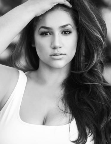 Η εντυπωσιακή ομοιότητα ενός plus size μοντέλου με τη Meghan Markle  Η εντυπωσιακή ομοιότητα ενός plus size μοντέλου με τη Meghan Markle