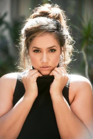 Η εντυπωσιακή ομοιότητα ενός plus size μοντέλου με τη Meghan Markle  Η εντυπωσιακή ομοιότητα ενός plus size μοντέλου με τη Meghan Markle