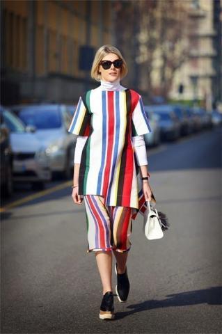 Το φόρεμα της Kendall Jenner θα σε κάνει να κολλήσεις με τις πολύχρωμες ρίγες Το φόρεμα της Kendall Jenner θα σε κάνει να κολλήσεις με τις πολύχρωμες ρίγες