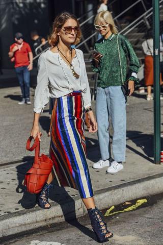 Το φόρεμα της Kendall Jenner θα σε κάνει να κολλήσεις με τις πολύχρωμες ρίγες Το φόρεμα της Kendall Jenner θα σε κάνει να κολλήσεις με τις πολύχρωμες ρίγες