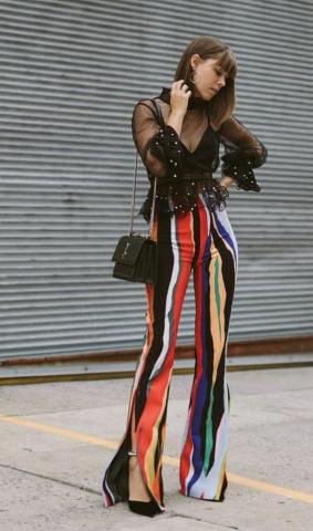 Το φόρεμα της Kendall Jenner θα σε κάνει να κολλήσεις με τις πολύχρωμες ρίγες Το φόρεμα της Kendall Jenner θα σε κάνει να κολλήσεις με τις πολύχρωμες ρίγες