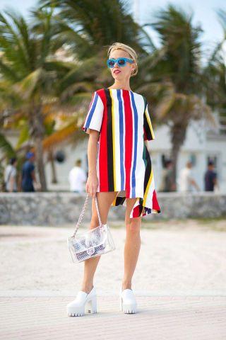 Το φόρεμα της Kendall Jenner θα σε κάνει να κολλήσεις με τις πολύχρωμες ρίγες Το φόρεμα της Kendall Jenner θα σε κάνει να κολλήσεις με τις πολύχρωμες ρίγες