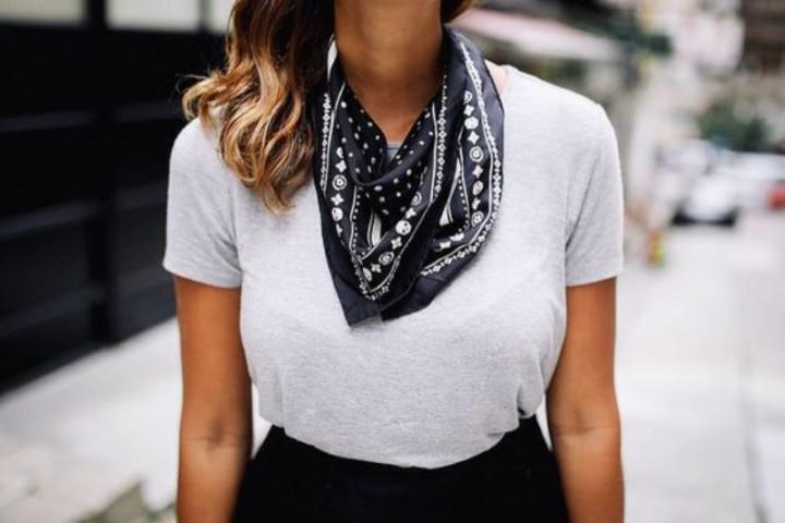 Πώς να φορέσεις το μαντήλι στο καλοκαιρινό street style Πώς να φορέσεις το μαντήλι στο καλοκαιρινό street style