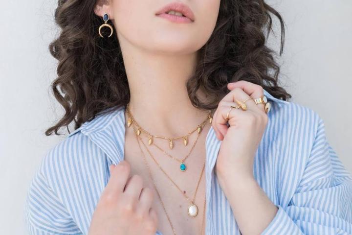 Το necklace layering στην πιο καλοκαιρινή του εκδοχή Το necklace layering στην πιο καλοκαιρινή του εκδοχή