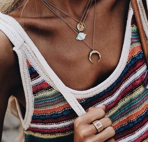 Το necklace layering στην πιο καλοκαιρινή του εκδοχή Το necklace layering στην πιο καλοκαιρινή του εκδοχή