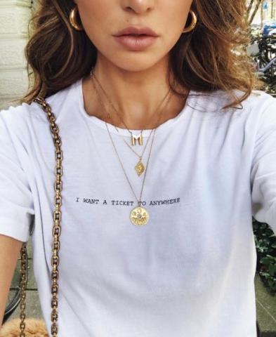 Το necklace layering στην πιο καλοκαιρινή του εκδοχή Το necklace layering στην πιο καλοκαιρινή του εκδοχή