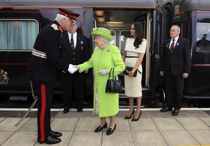 Η κίνηση εμπιστοσύνης και το πολύτιμο δώρο που έκανε η βασίλισσα Ελισάβετ στη Meghan Markle Η κίνηση εμπιστοσύνης και το πολύτιμο δώρο που έκανε η βασίλισσα Ελισάβετ στη Meghan Markle