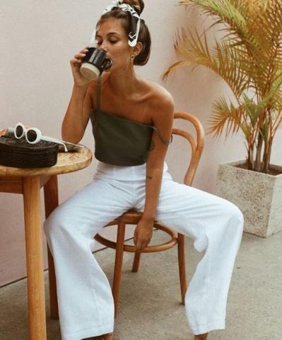 Spaghetti straps: Το top που έχει από τα ‘90s και φέτος θα φορεθεί πολύ Spaghetti straps: Το top που έχει από τα ‘90s και φέτος θα φορεθεί πολύ