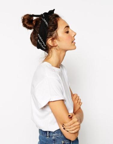 Bandana is back: Πώς να δέσεις μία μπαντάνα στα μαλλιά σου με 8 διαφορετικούς τρόπους Bandana is back: Πώς να δέσεις μία μπαντάνα στα μαλλιά σου με 8 διαφορετικούς τρόπους