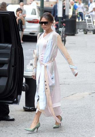 H Victoria Beckham φόρεσε τη βασική παλέτα του καλοκαιριού H Victoria Beckham φόρεσε τη βασική παλέτα του καλοκαιριού