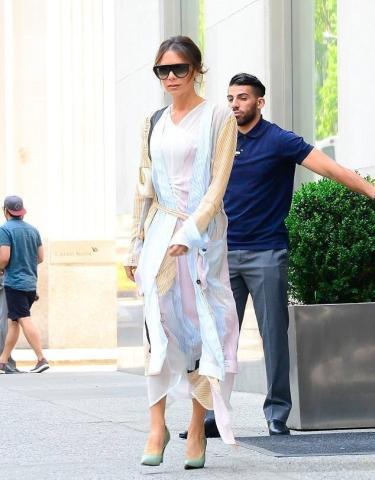 H Victoria Beckham φόρεσε τη βασική παλέτα του καλοκαιριού H Victoria Beckham φόρεσε τη βασική παλέτα του καλοκαιριού