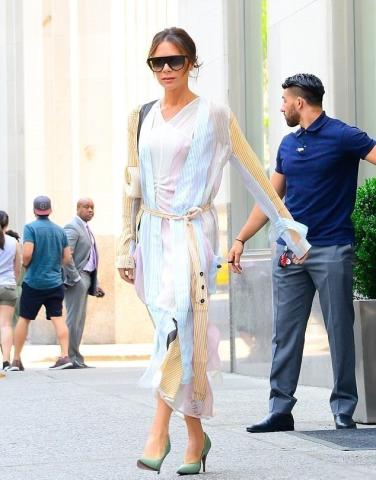 H Victoria Beckham φόρεσε τη βασική παλέτα του καλοκαιριού H Victoria Beckham φόρεσε τη βασική παλέτα του καλοκαιριού