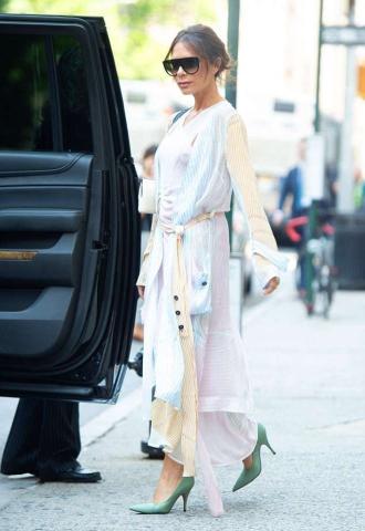 H Victoria Beckham φόρεσε τη βασική παλέτα του καλοκαιριού H Victoria Beckham φόρεσε τη βασική παλέτα του καλοκαιριού