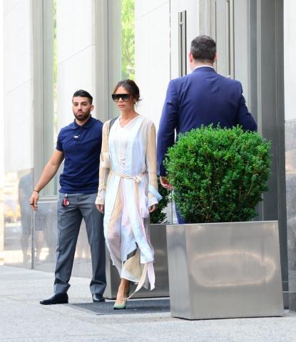 H Victoria Beckham φόρεσε τη βασική παλέτα του καλοκαιριού H Victoria Beckham φόρεσε τη βασική παλέτα του καλοκαιριού