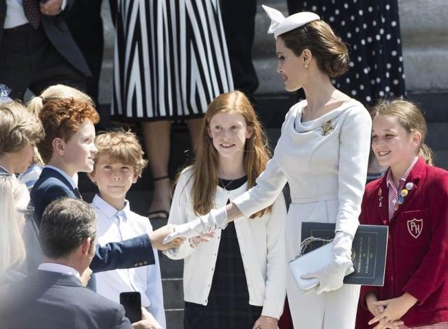 Angelina Jolie: Εμφανίστηκε σε επίσημη βρετανική τελετή και εύκολα θα την μπερδεύαμε με royal lady Angelina Jolie: Εμφανίστηκε σε επίσημη βρετανική τελετή και εύκολα θα την μπερδεύαμε με royal lady