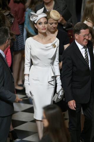 Angelina Jolie: Εμφανίστηκε σε επίσημη βρετανική τελετή και εύκολα θα την μπερδεύαμε με royal lady Angelina Jolie: Εμφανίστηκε σε επίσημη βρετανική τελετή και εύκολα θα την μπερδεύαμε με royal lady