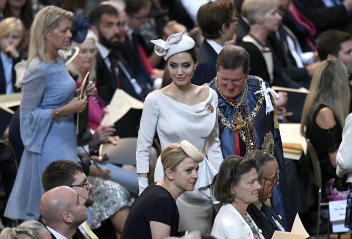 Angelina Jolie: Εμφανίστηκε σε επίσημη βρετανική τελετή και εύκολα θα την μπερδεύαμε με royal lady Angelina Jolie: Εμφανίστηκε σε επίσημη βρετανική τελετή και εύκολα θα την μπερδεύαμε με royal lady