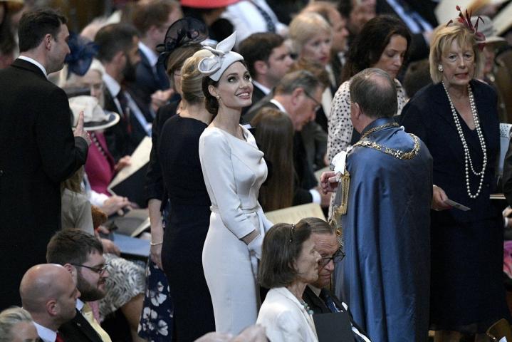 Angelina Jolie: Εμφανίστηκε σε επίσημη βρετανική τελετή και εύκολα θα την μπερδεύαμε με royal lady Angelina Jolie: Εμφανίστηκε σε επίσημη βρετανική τελετή και εύκολα θα την μπερδεύαμε με royal lady