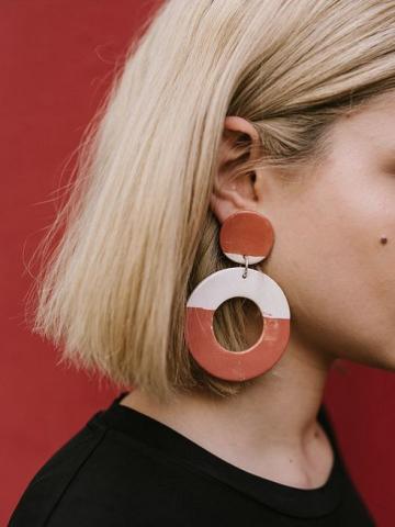 Το νέο trend στα σκουλαρίκια που πρέπει να δοκιμάσεις αυτό το καλοκαίρι Το νέο trend στα σκουλαρίκια που πρέπει να δοκιμάσεις αυτό το καλοκαίρι