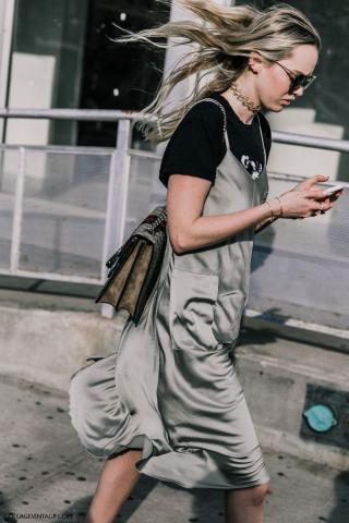 10 λόγοι για να αποκτήσεις ένα satin, maxi φόρεμα 10 λόγοι για να αποκτήσεις ένα satin, maxi φόρεμα