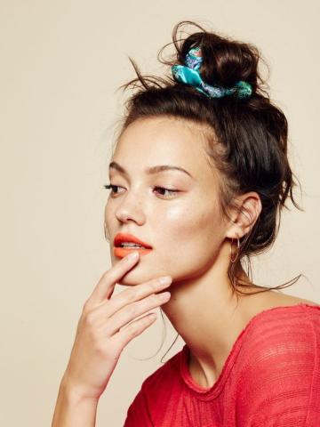 6 διαφορετικοί τρόποι για να κάνεις ένα καλοκαιρινό bun στα μαλλιά σου 6 διαφορετικοί τρόποι για να κάνεις ένα καλοκαιρινό bun στα μαλλιά σου