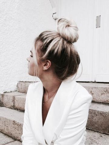 6 διαφορετικοί τρόποι για να κάνεις ένα καλοκαιρινό bun στα μαλλιά σου 6 διαφορετικοί τρόποι για να κάνεις ένα καλοκαιρινό bun στα μαλλιά σου