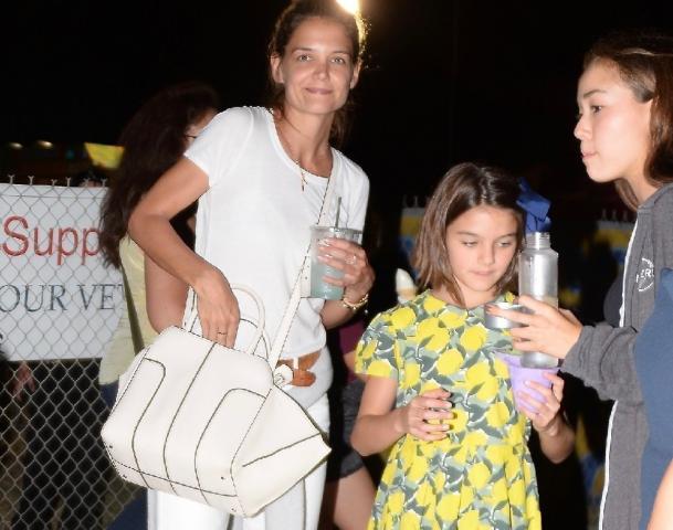 Η Suri Cruise στα 12, ανησυχεί για το μανικιούρ της Η Suri Cruise στα 12, ανησυχεί για το μανικιούρ της
