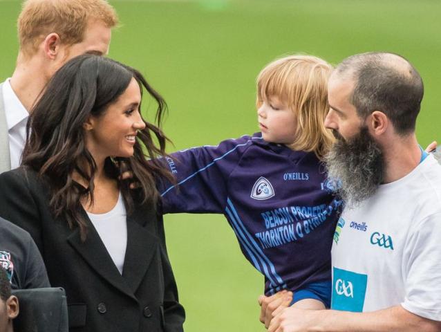 #Crash: Ο πιτσιρίκος που χάιδεψε τα μαλλιά της Meghan Markle #Crash: Ο πιτσιρίκος που χάιδεψε τα μαλλιά της Meghan Markle