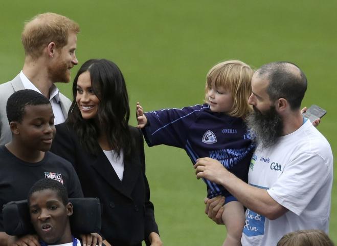 #Crash: Ο πιτσιρίκος που χάιδεψε τα μαλλιά της Meghan Markle #Crash: Ο πιτσιρίκος που χάιδεψε τα μαλλιά της Meghan Markle