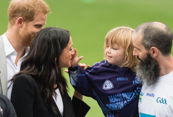 #Crash: Ο πιτσιρίκος που χάιδεψε τα μαλλιά της Meghan Markle #Crash: Ο πιτσιρίκος που χάιδεψε τα μαλλιά της Meghan Markle