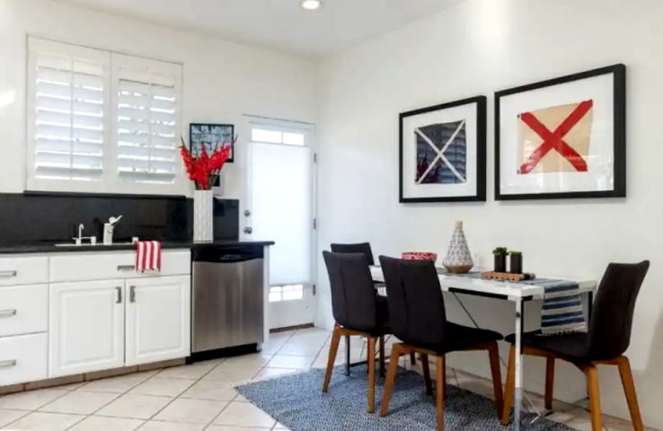 Θα έδινες 2,05 εκατομμύρια δολάρια για να αγοράσεις το σπίτι του Jared Leto; Θα έδινες 2,05 εκατομμύρια δολάρια για να αγοράσεις το σπίτι του Jared Leto;