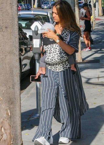 Η Jessica Alba μας συστήνει τον 6 μηνών γιο της Η Jessica Alba μας συστήνει τον 6 μηνών γιο της