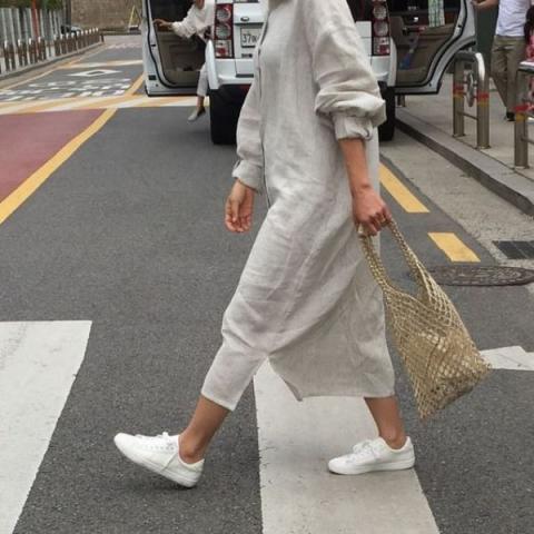 Πώς θα φορέσεις τα λευκά sneakers με τα καλοκαιρινά σου outfits Πώς θα φορέσεις τα λευκά sneakers με τα καλοκαιρινά σου outfits