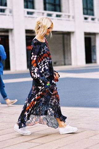 Πώς θα φορέσεις τα λευκά sneakers με τα καλοκαιρινά σου outfits Πώς θα φορέσεις τα λευκά sneakers με τα καλοκαιρινά σου outfits